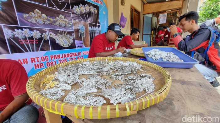 Proses pembuatan aksesori pengantin berbahan baku tembaga dan kuningan di Pedukuhan Krapyak Wetan, Panjangrejo, Pundong, Bantul, Kamis (15/2/2024).