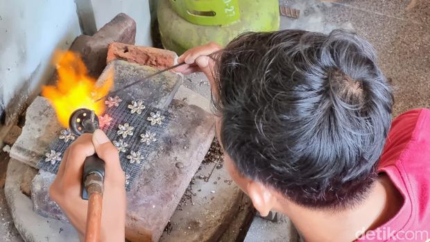 Proses pembuatan aksesori pengantin berbahan baku tembaga dan kuningan di Pedukuhan Krapyak Wetan, Panjangrejo, Pundong, Bantul, Kamis (15/2/2024).