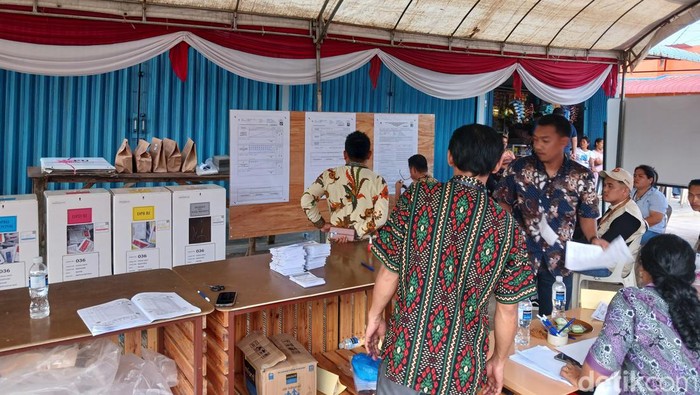Proses rekapitulasi hasil penghitungan pemilihan presiden di TPS 36, Sei Lekop, Sagulung, Batam. (Foto: Alamudin)