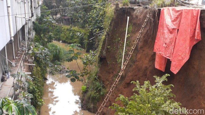 Proyek pembangunan Tembok Penahan Tanah (TPT) di Tajur, Bogor, longsor (Muchamad Sholihin/detikcom)