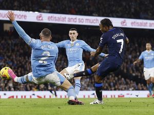 Sterling Bobol Mantan, Chelsea Ungguli Man City di Babak I