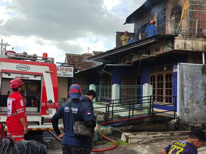 Rumah terbakar di Desa Bendo, Kecamatan Pedan, Kabupaten Klaten, Minggu (18/2/2024) sore.