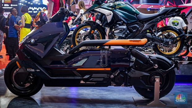 Sejumlah pengunjung melihat motor listrik BMW CE-04 di booth BMW Motorrad dalam ajang Indonesia International Motor Show (IIMS 2024) pada Minggu, (17/2/2024). (CNBC Indonesia/Tias Budiarto)