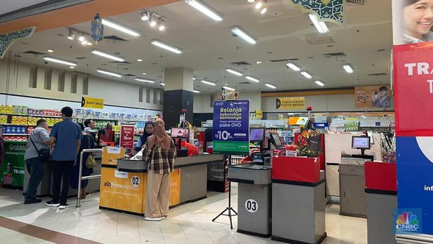 Sejumlah pengunjung Transmart ITC BSD melihat produk yang ditawarkan dalam promo saat Transmart full day sale kembali hadir. (CNBC Indonesia/Teti Purwanti)
