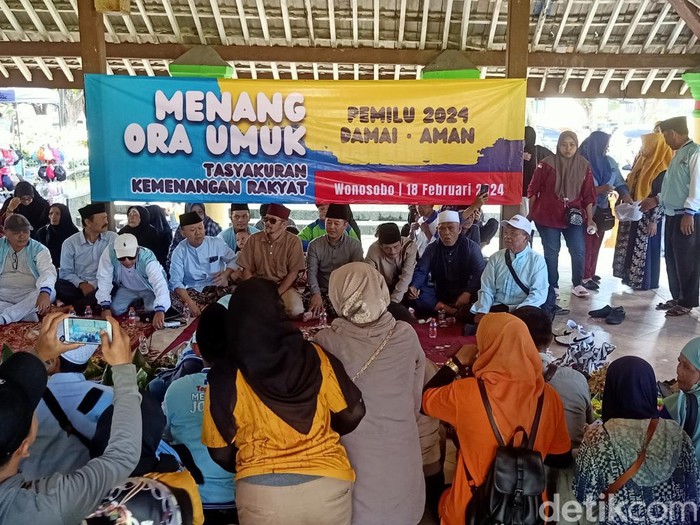 Sejumlah warga Kabupaten Wonosobo, Jawa Tengah, menggelar syukuran atas kemenangan sementara Prabowo-Gibran di Alun-alun Wonosobo, Minggu (18/2/2024).