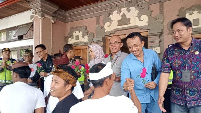 Sekitar 50 warga mendatangi Kantor Panitia Pemilihan Kecamatan (PPK) Pekutatan, Kabupaten Jembrana, Bali, lalu memberikan bunga sebagai dukungan (Dok. Antara)