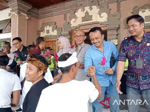Aksi Puluhan Warga Beri Bunga ke Penyelenggara Pemilu di Jembrana Bali