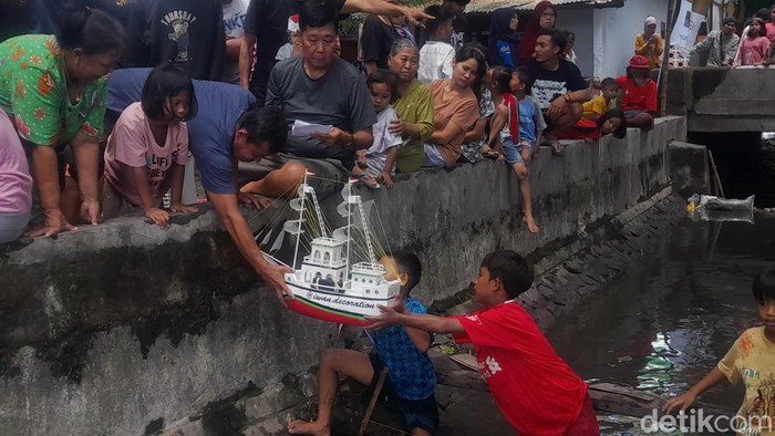 Semarak lomba balap miniatur perahu di Kota Kediri