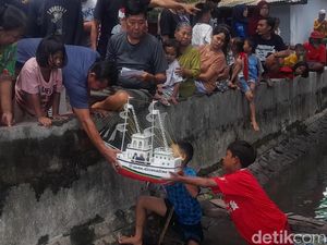 Keseruan Lomba Miniatur Perahu di Kediri Sekaligus Jaga Kebersihan Sungai