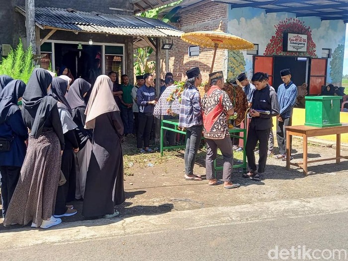 Seorang saksi TPS di Kabupaten Purworejo meninggal dunia, diduga kelelahan. Korban dimakamkan Minggu (18/2/2024).