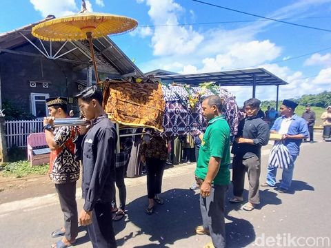 Seorang saksi TPS di Kabupaten Purworejo meninggal dunia, diduga kelelahan. Korban dimakamkan Minggu (18/2/2024).