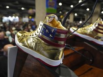 Sepatu Emas Donald Trump Ini Ditebus dengan Harga Selangit