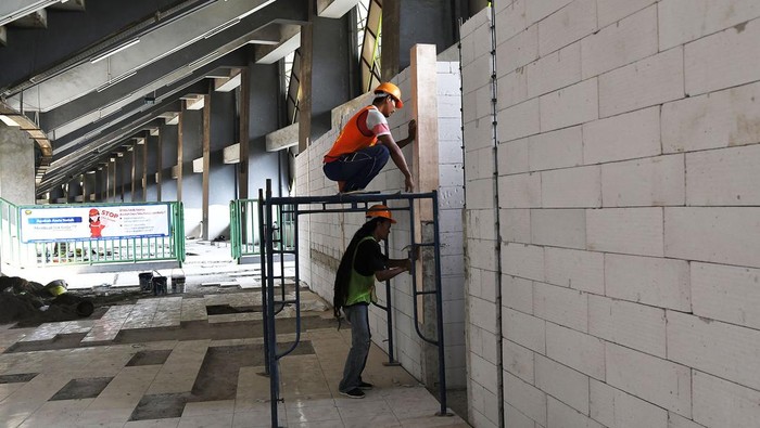 Sejumlah pekerja menyelesaikan pembangunan toilet pada renovasi Stadion Patriot Chandrabhaga di Bekasi, Jawa Barat, Minggu (18/2/2024). Renovasi Stadion tersebut meliputi jalur evakuasi, kursi penonton,lampu stadion, penambahan toilet, rumput dan ditargetkan selesai pada Agustus 2024. ANTARA FOTO/ Fakhri Hermansyah/rwa.