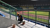 Pekerja sedang melakukan renovasi tembok tribun penonton di Stadion Patriot Chandrabhaga, Bekasi, Jawa Barat, Minggu (18/2/2024).