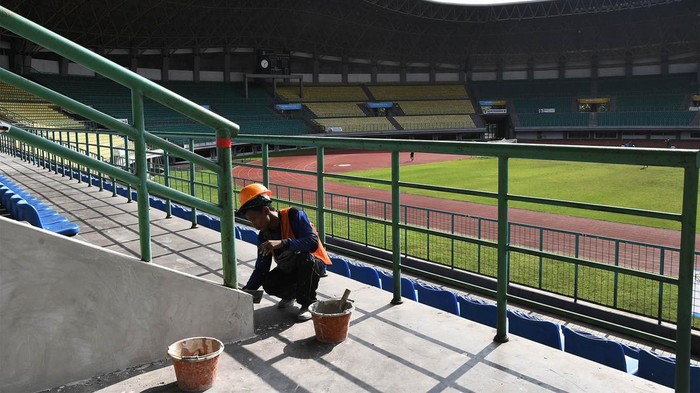 Sejumlah pekerja menyelesaikan pembangunan toilet pada renovasi Stadion Patriot Chandrabhaga di Bekasi, Jawa Barat, Minggu (18/2/2024). Renovasi Stadion tersebut meliputi jalur evakuasi, kursi penonton,lampu stadion, penambahan toilet, rumput dan ditargetkan selesai pada Agustus 2024. ANTARA FOTO/ Fakhri Hermansyah/rwa.