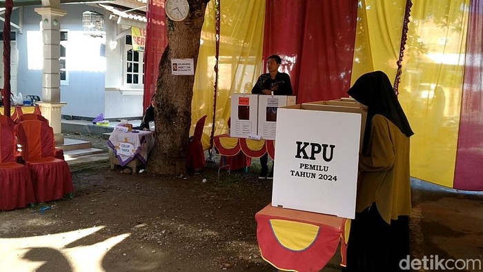 Suasana Pemungutan Suara Ulang (PSU) di empat TPS di Desa Susukan, Kecamatan Comal, Kabupaten Pemalang, Minggu (18/02/2024).