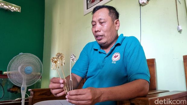 Sukijan, pengrajin dari Bantul saat menunjukkan mentul pengantin.