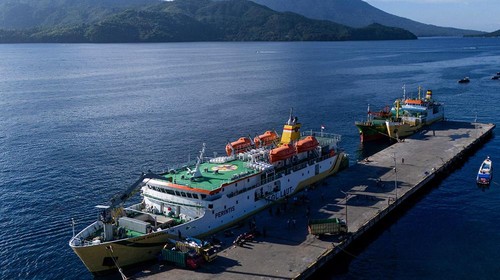 Foto udara kapal Perintis Sabuk Nusantara 78 tujuan Gorontalo bersandar di Pelabuhan Ahmad Yani, Ternate, Maluku Utara, Minggu (18/2/2024). Kementerian Perhubungan tabun ini menugaskan PT Pelayaran Nasional Indonesia (Persero) untuk melayani 30 trayek kapal perintis di 18 wilayah di Indonesia guna memajukan perekonomian masyarakat wilayah terdepan, terpencil, terluar, dan perbatasan (3TP). ANTARA FOTO/Andri Saputra