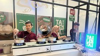 Konsepnya juga open kitchen, sehingga pelanggan bisa melihat langsung bagaimana pesanan misoa selalu dibuat fresh seperti ini. Foto: Detikcom / Atiqa Rana