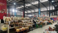Di dalam Fresh Market Bintaro tidak hanya ada bahan-bahan mentah untuk masak, tetapi juga sejumlah tenant kuliner menarik. Tempat ini menawarkan jajanan kekinian yang sayang untuk dilewatkan. Foto: Detikcom / Atiqa Rana