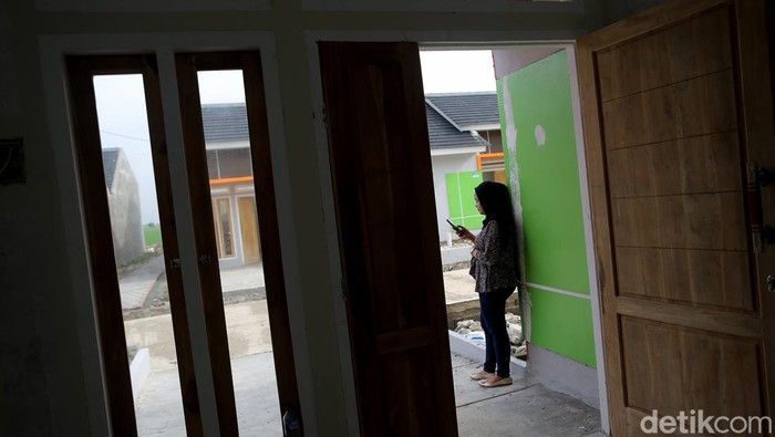 Bank Tabungan Negara (BTN) terus menggenjot penyaluran kredit rumah subsidi untuk Masyarakat Berpenghasilan Rendah (MBR). Per November 2023, outstanding KPR subsidi BTN mencapai Rp 162 triliun atau tumbuh 12,3% dibandingkan November 2022 sebesar Rp 144 triliun. Pengembangan perumahan subsidi itu rata-rata dibangun diatas areal bekas persawahan.