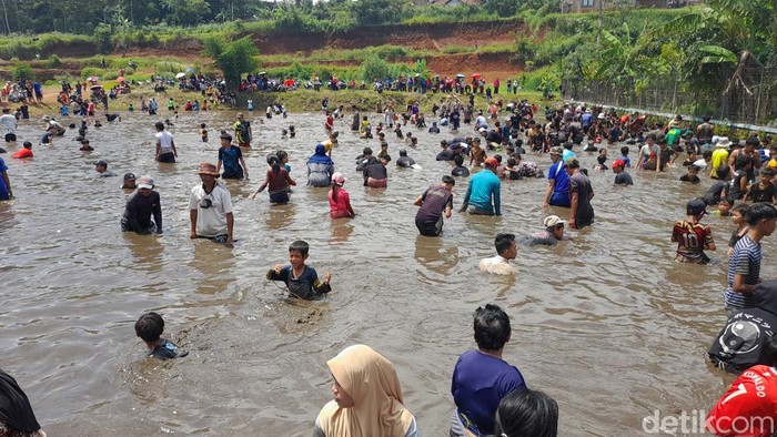 Tradisi ngagogo lauk di Sumedang.