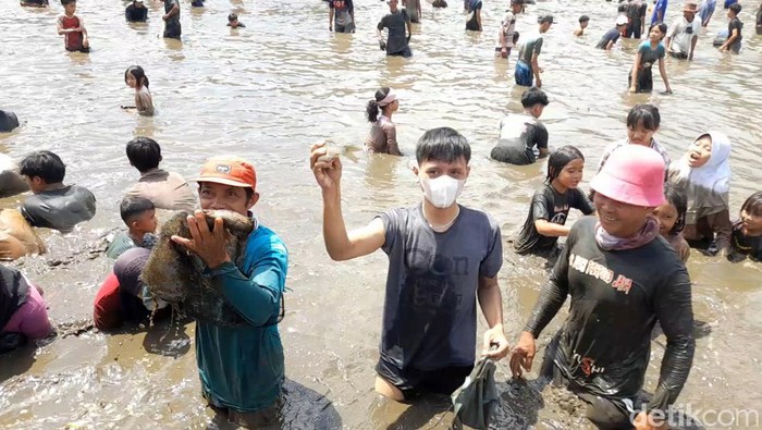 Tradisi ngagogo lauk di Sumedang.