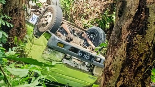 Truk terguling hingga masuk sungai di Desa Budakeling, Kecamatan Bebandem, Karangasem, Minggu (18/2/2024). (Dok Polres Karangasem)