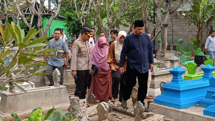 Wali Kota Madiun Maidi saat hadir di pemakaman petugas Linmas