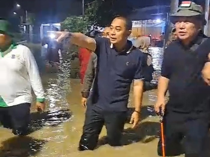 Walkot Eri Cahyadi meninjau kawasan banjir Surabaya barat yang mencapai lutut orang dewasa atau 50 cm.