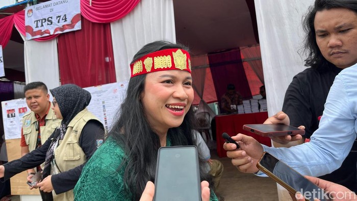 Warga Tangsel berpakaian adat batak saat nyoblos (Rumondang Naibaho/detikcom)