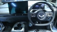Kabin kendaraan listrik ini pun terasa berkelas berkat kehadiran head unit berukuran 15,6 inch dan MID berukuran 8,8 inch, serta bahan kulit berkualitas tinggi yang melapisi dashboard, sandaran tangan pada door trim, hingga konsol tengah.  Foto: Rifkianto Nugroho/detikcom