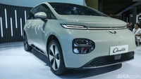 Kendaraan listrik di segmen medium hatchback ini memiliki kesan dinamis dan ringan di bagian eksteriornya. Cloud EV juga memiliki lekukan halus di sisi samping yang mengintegrasikan lampu depan dan belakang sebagai perpaduan estetika teknologi yang minimalis. Foto: Rifkianto Nugroho/detikcom