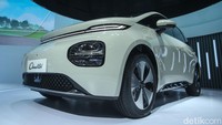 Mobil ramah lingkungan ini dirancang untuk keluarga dan individu yang mencari kenyamanan berkendara dalam balutan gaya yang elegan. Wuling Cloud EV tampil dengan dimensi yang lebih besar dari dua produk EV Wuling sebelumnya, yaitu Air ev dan BinguoEV.  Foto: Rifkianto Nugroho/detikcom