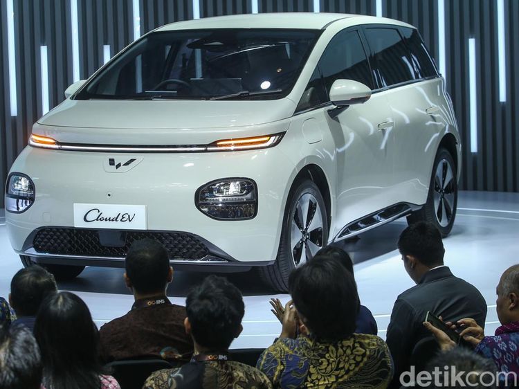Tampilan Luar-Dalam Wuling Cloud EV, Harga di Bawah Rp 500 Juta?