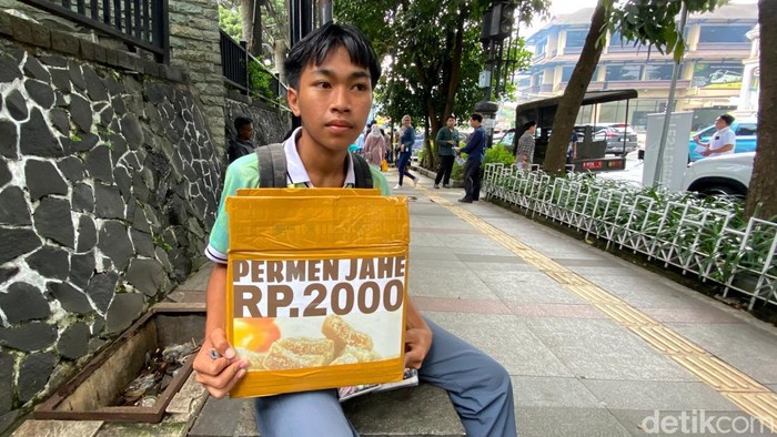 Adi Ardiansyah penjual permen jahe yang bercita-cita berkuliah di jurusan parawisata