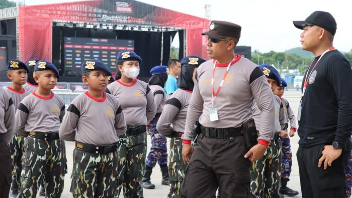Aiptu Mahsin melatik anak-anak baris-berbaris melalui program Polisi Cilik Polres Dompu