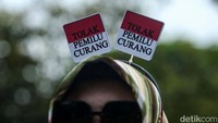 Mereka juga membawa sejumlah poster berisi tuntutan. 
