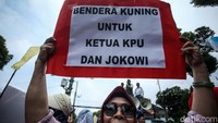 Salah satunya bertuliskan bendera kuning untuk ketua KPU dan Jokowi. 