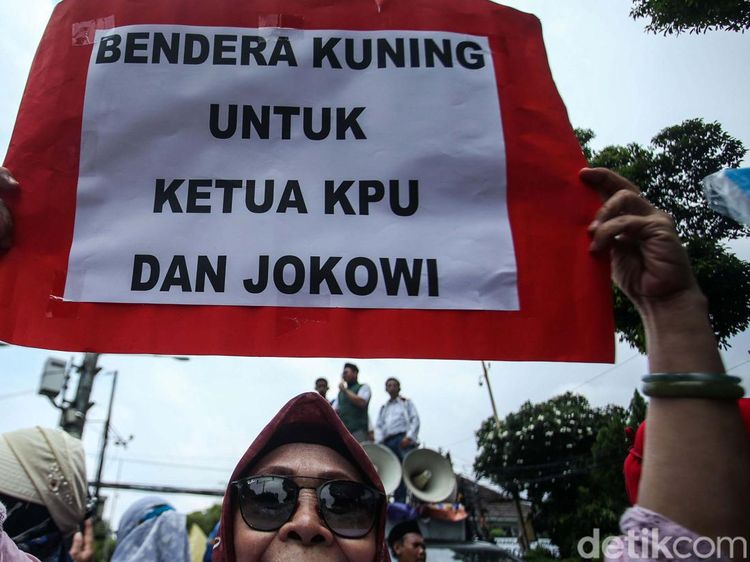 Aksi Bawa Bendera Kuning untuk Jokowi dan KPU