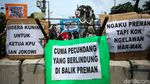 Aksi Bawa Bendera Kuning untuk Jokowi dan KPU