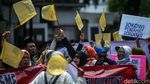 Aksi Bawa Bendera Kuning untuk Jokowi dan KPU