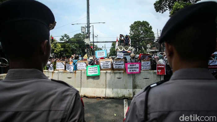 Aksi Bawa Bendera Kuning untuk Jokowi dan KPU Massa dari Gerakan Masyarakat Sipil menggelar aksi di depan Gedung KPU RI, Jakarta, Senin (19/2/2024). Mereka membawa bendera kuning untuk Jokowi dan KPU.
