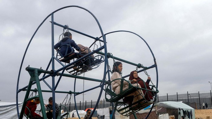 Children walk with a dog, as displaced Palestinians, who fled their houses due to Israeli strikes, take shelter in a tent camp, amid the ongoing conflict between Israel and the Palestinian Islamist group Hamas, at the border with Egypt, in Rafah in the southern Gaza Strip, February 8, 2024. REUTERS/Saleh Salem


 TPX IMAGES OF THE DAY
