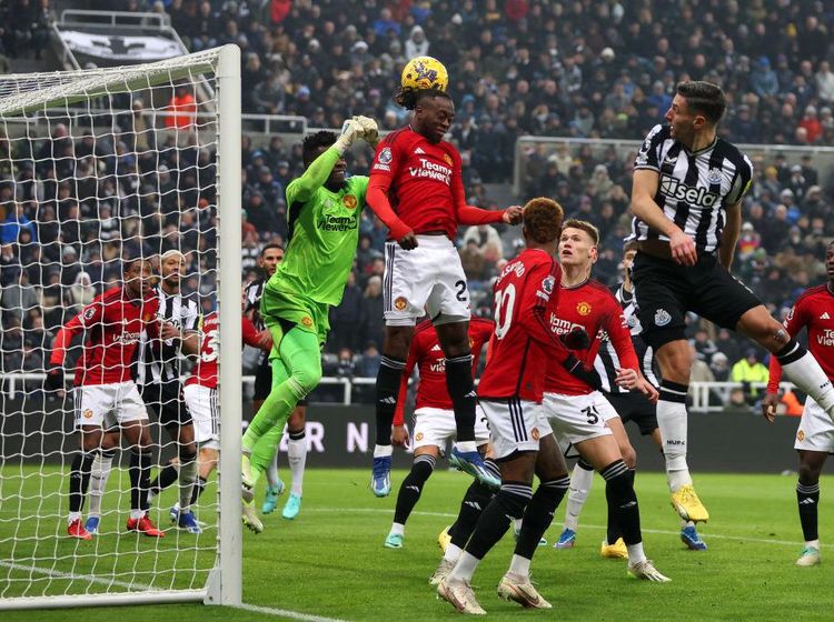 6 Kiper Premier League Paling Hobi Tinju Bola, Termasuk Andre Onana