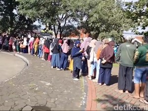 Popon hingga Titin Rela Antre demi Beras Murah di Sumedang