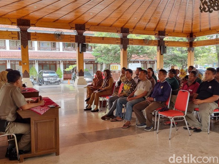 Audiensi warga Pedukuhan Plumutan RT 05, Kalurahan Mulyodadi, Bambanglipuro, Kabupaten Bantul, di Parasamya Bantul soal imbas bau tak sedap dari peternakan babi, Senin (19/2/2023).