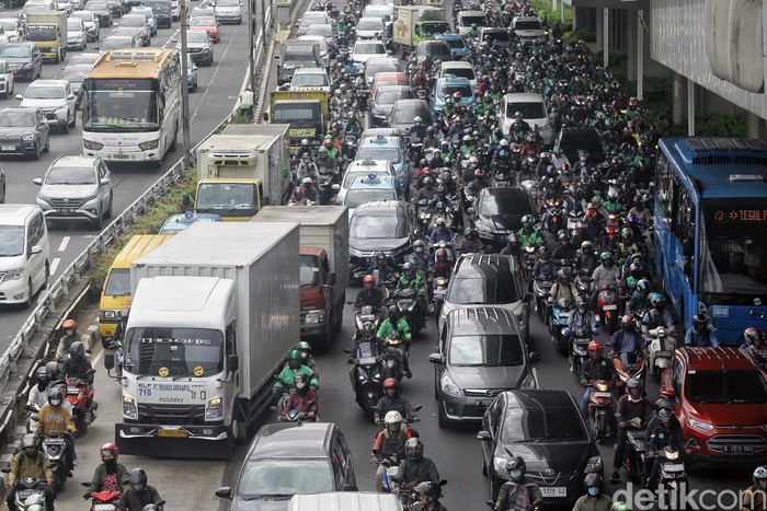 Awal pekan kembali datang, kemacetan pun kembali menyapa Jakarta. Seperti terlihat di kawasan Pancoran, Jl Gatot Subroto, Jakarta Selatan.