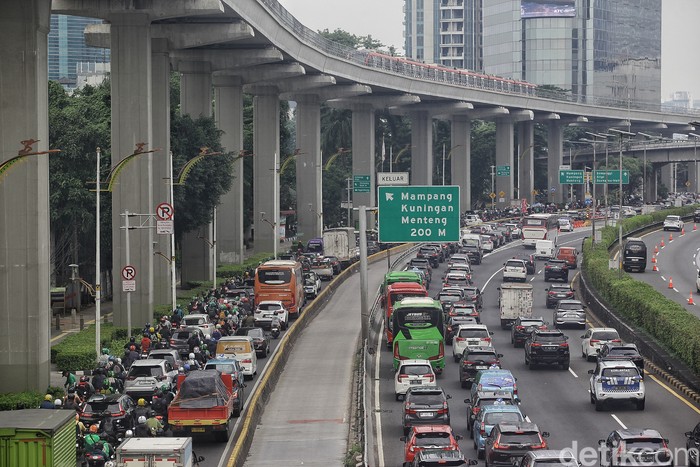 Awal pekan kembali datang, kemacetan pun kembali menyapa Jakarta. Seperti terlihat di kawasan Pancoran, Jl Gatot Subroto, Jakarta Selatan.