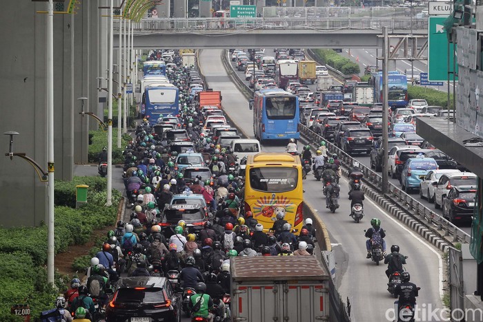 Awal pekan kembali datang, kemacetan pun kembali menyapa Jakarta. Seperti terlihat di kawasan Pancoran, Jl Gatot Subroto, Jakarta Selatan.